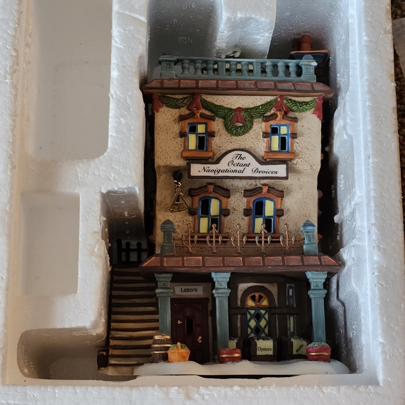 Dept 56 Dickens Village Leeds Oyster House - Picture 2 of 13